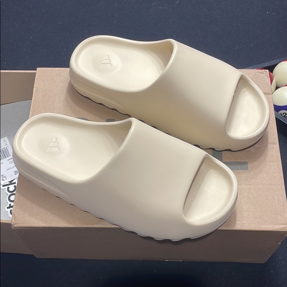 Yeezy slides (bone)
